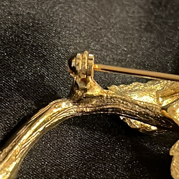 red and green enamel over gold double rose bud brooch - Picture 5 of 7